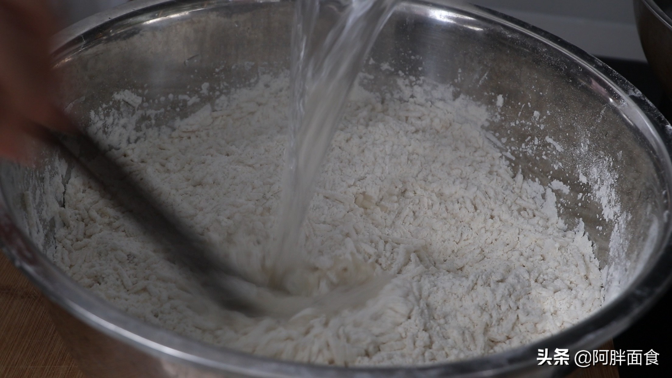 怎样炸丸子酥软好吃,开水烫面炸丸子视频