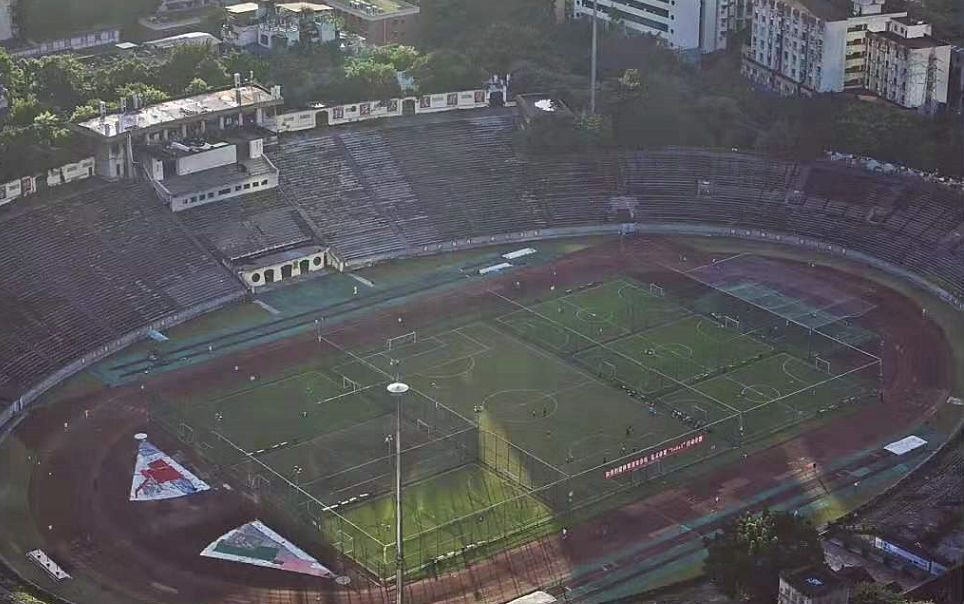 大田湾体育场贺龙雕像照片,贺龙体育场