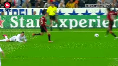 球王假装老人踢足球,内马尔假摔和c罗假摔哪个多