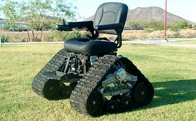 七十多岁老人发明爬楼梯轮椅,国外牛人发明会爬楼的电动轮椅