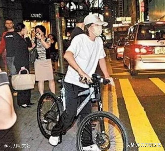 周星驰冲镜头飞吻画面,周星驰飞吻片段