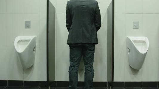 平均40分钟撒泡尿好不好,小男孩撒了泡尿怎么办