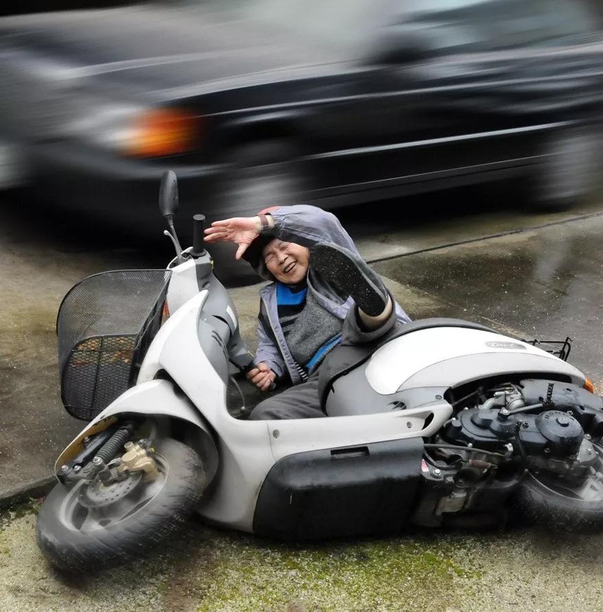 日本老奶奶碰瓷,酗酒飙车碰瓷爆红网络