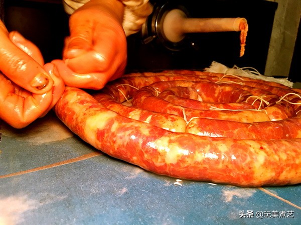 就地取材，用天然小肠灌出的香肠，再接受腊月洗礼，香辣到没朋友