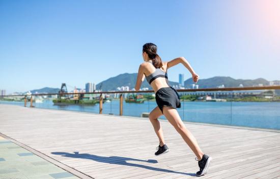 为什么有些女人生完孩子会“漏尿”，有的却不会，医生：有点尴尬