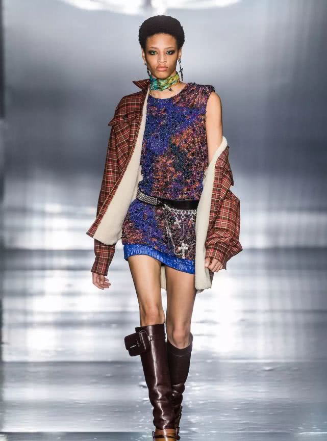 把裤子穿在肚脐上面会怎么样,把裤子扎进腰里的穿搭