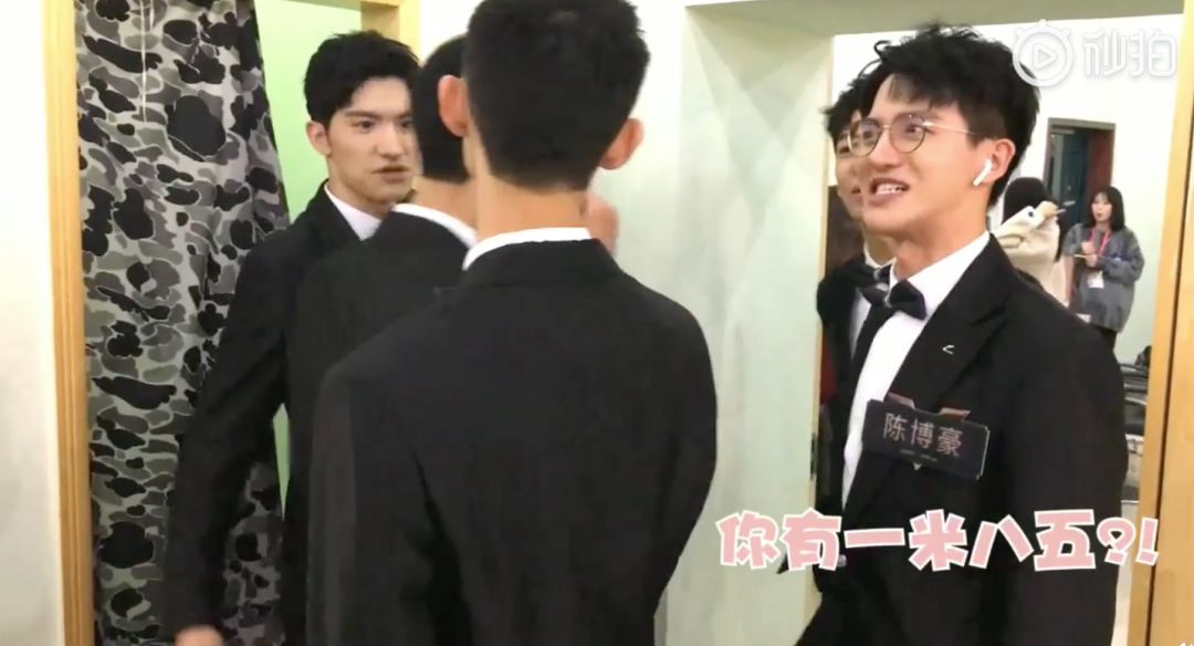 一开始我以为爱上了实力派，没想到他们还全是梗王