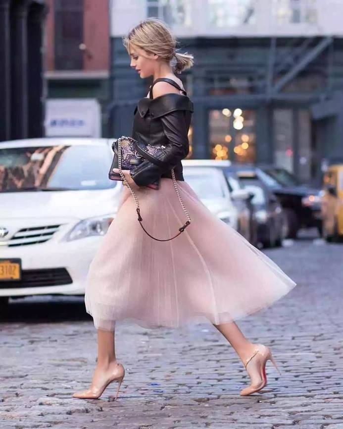 皮衣怎么穿显得时尚 (皮衣这样穿随性帅气气场十足)