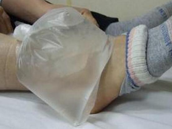 医生讲解脚扭伤问题,急性脚扭伤正确的处理方法