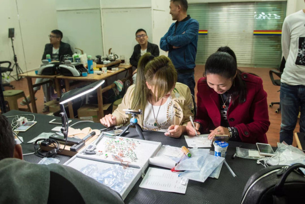 缅甸直播带货翡翠靠什么挣钱,在缅甸做翡翠生意的网红