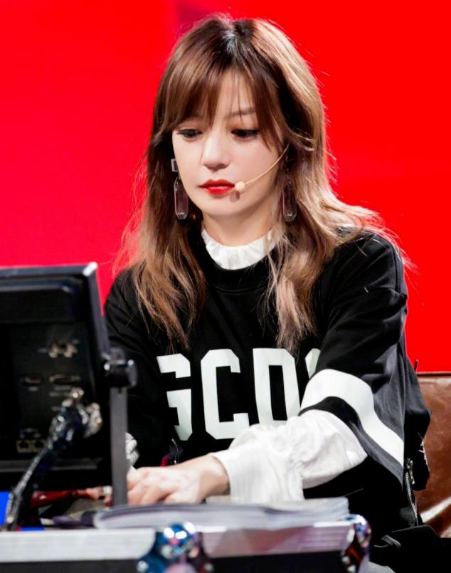 赵薇终于会打扮自己！43岁不过是换了新发色，却比整容还厉害