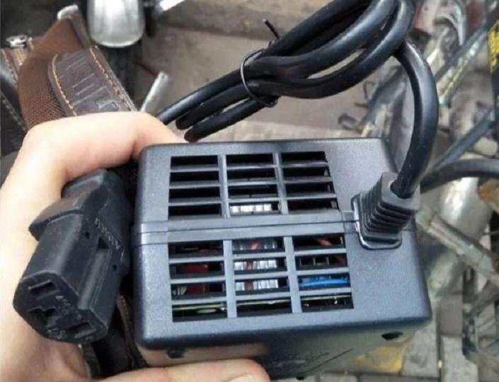 电动车用不合格的配件充电,电动车不是免维护电池怎么保养