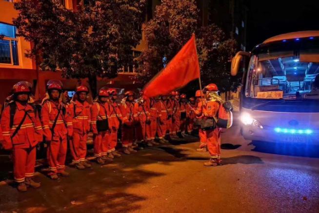 西昌19名牺牲救火队员遗体送至殡仪馆,24岁幸存者80%烧伤快当爸爸,专家分析夜晚风向突变被林火包围