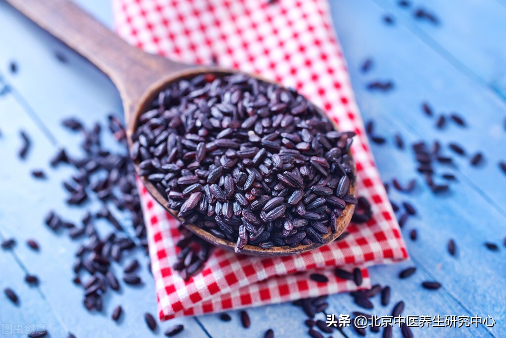 养生黑米米糊的做法,黑米养生八宝饭