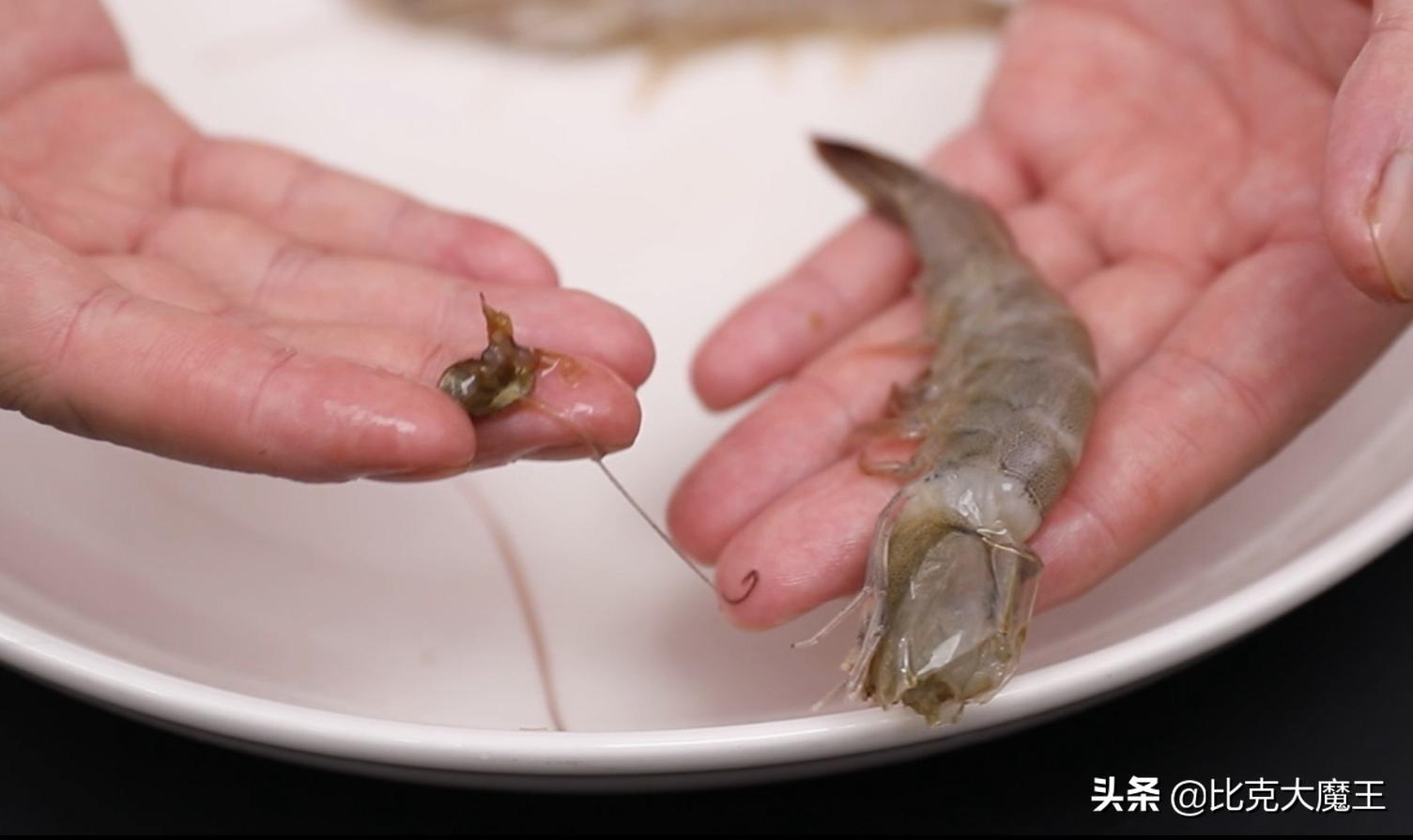 吸管挑虾线去虾头,去虾线别把虾掰断了