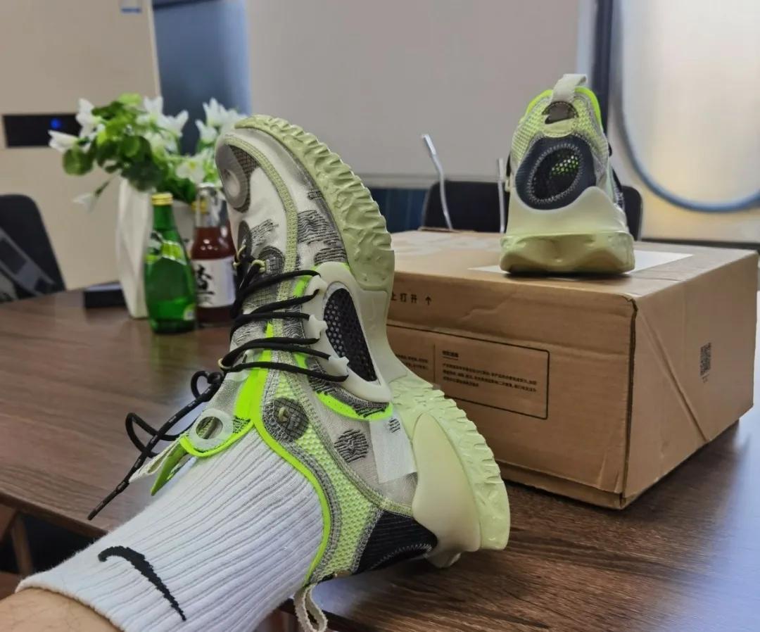 颜值高、设计前卫还透气，被称为夏天穿搭神器的是双什么鞋