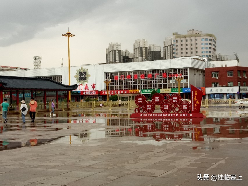 诗兄说：夏雨洗城无人赏-银川南门广场的寂寥，还记得它的喧嚣吗