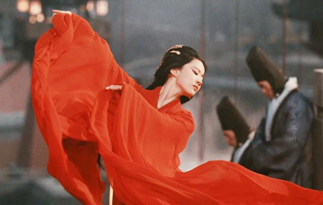 从讲中式英语的土气*妞小**到当迪士尼女主，她凭什么？