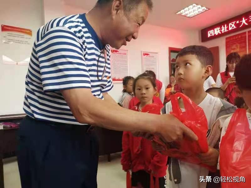 大手拉小手关爱儿童,大手拉小手关爱乡村儿童