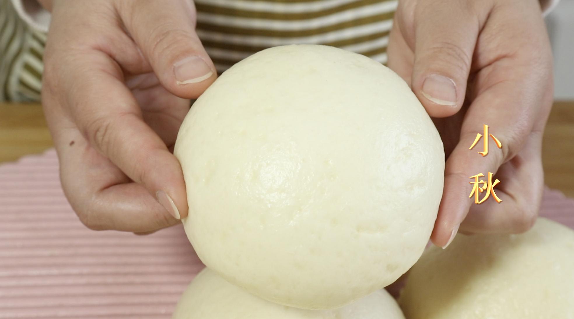 用开水烫面做馒头，是老一辈蒸馒头的方法，不发面个个暄软回甘