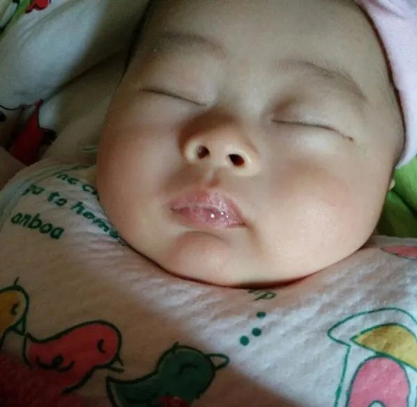 宝宝爱吐水是怎么回事,宝宝生病睡觉吐泡泡是什么原因