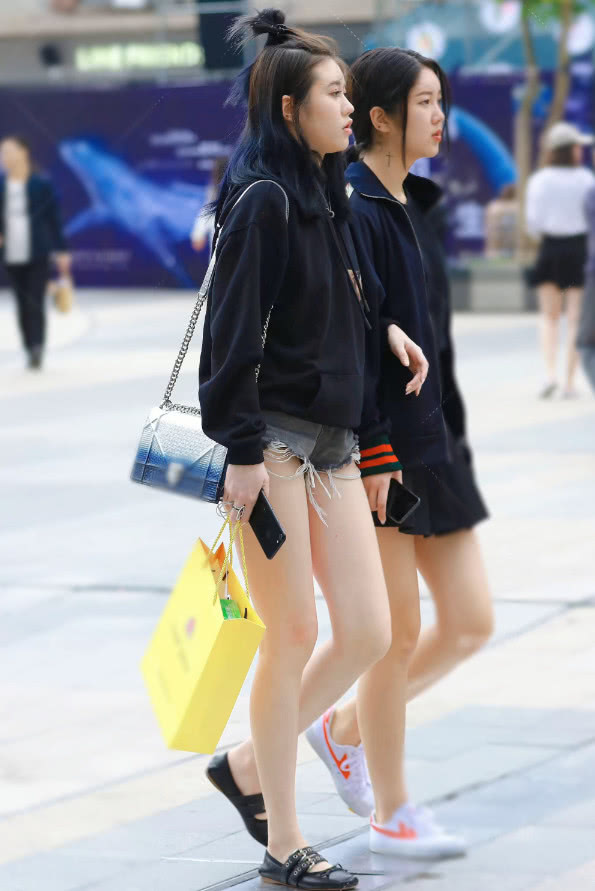 穿牛仔裤怎么显腿长用一根皮筋,用皮筋把长腿裤变短