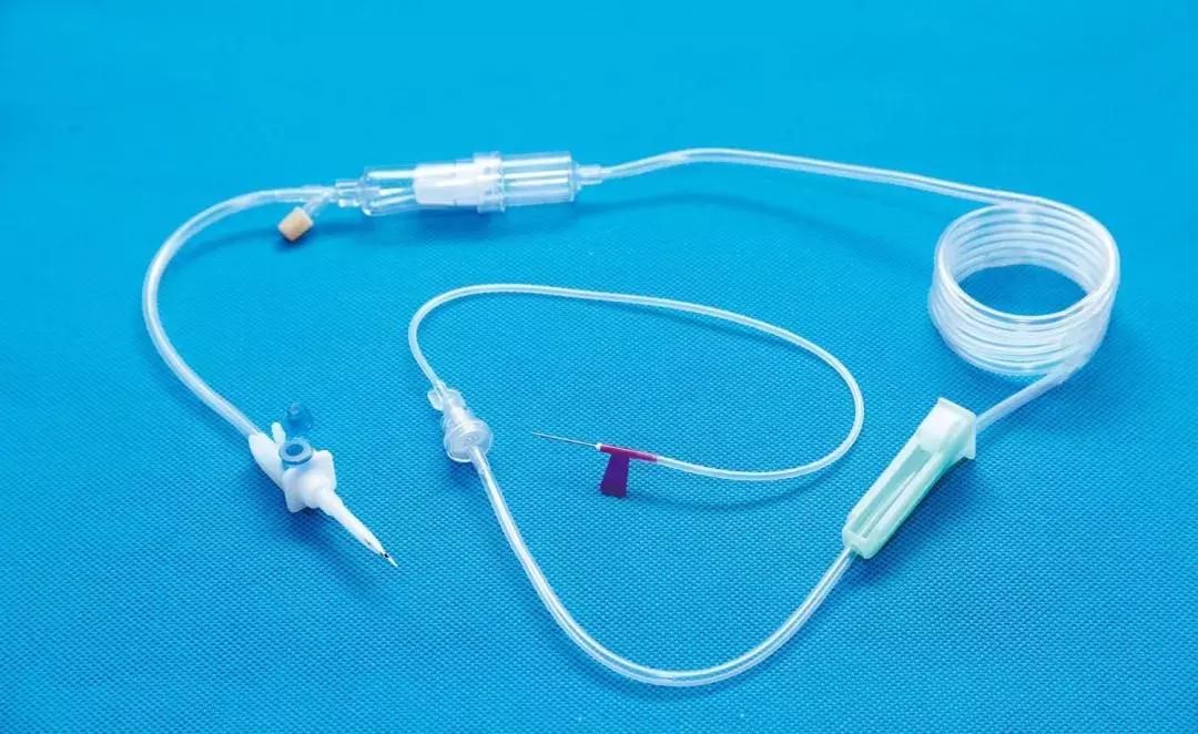 为何静脉输液不在手腕处扎,静脉输液拔出来还能继续扎进去吗