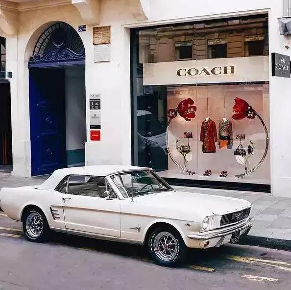 coach的专柜款大红斜挎女包,coach折扣店包跟专柜的区别