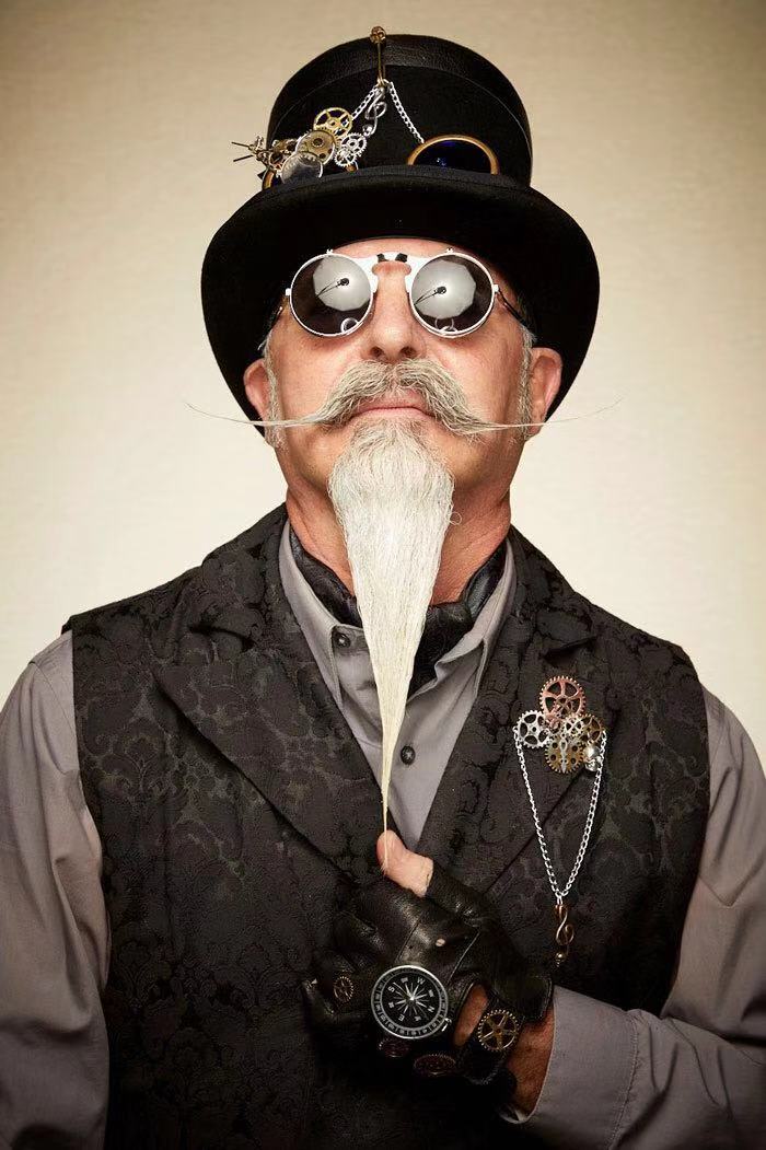 男人给自己化妆打扮成女人,给胡子做造型的人