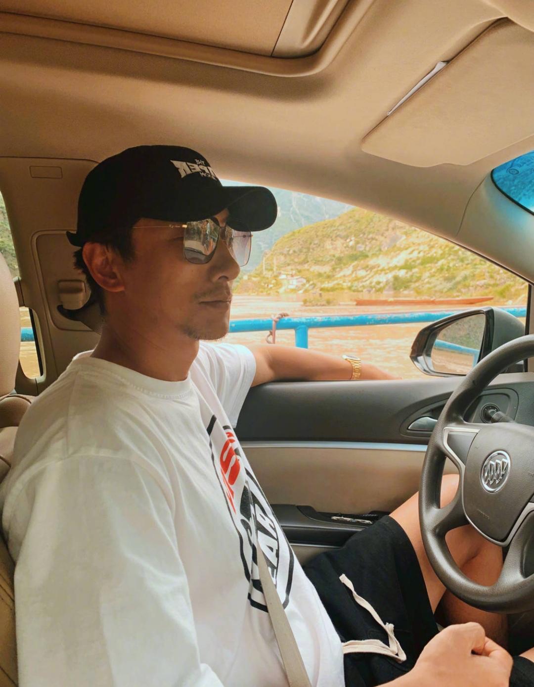 金大川凹造型摆高级脸，但裤子上的小瑕疵证明：他比张亮更接地气