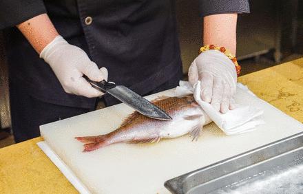 4人同行送活鲷鱼！谷饲牛排+海鲜刺身甜品！豫园酒店自助餐升级