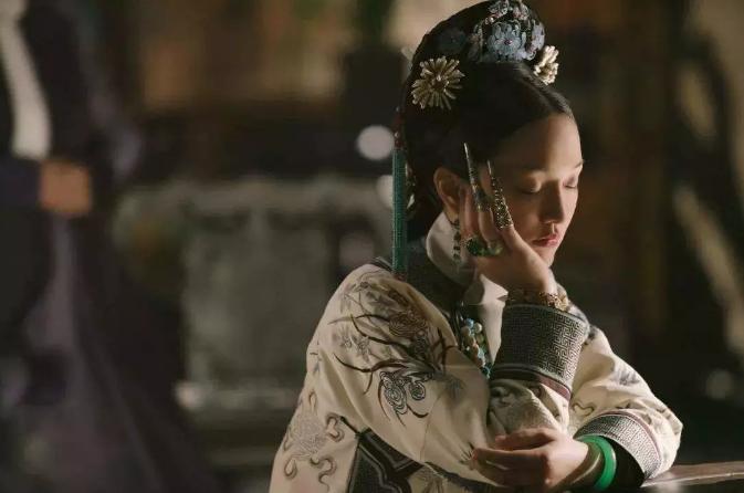 后宫的娘娘为什么要戴指甲套,后宫嫔妃为什么要戴长指甲