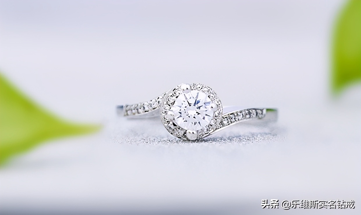 钻戒一般结婚买还是订婚买,订婚买的钻戒一般多少钱