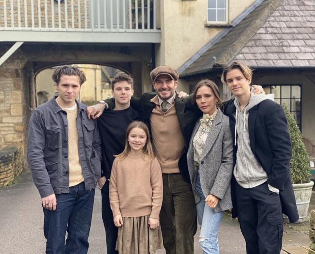 小贝一家最美照片,小贝亲子装出镜