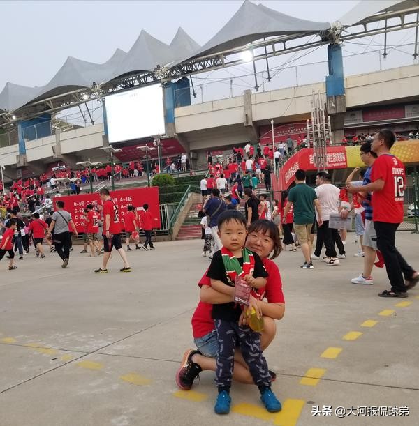 因为足球，所以奇迹！当选中超最佳球迷，他3次远征的故事让人动容