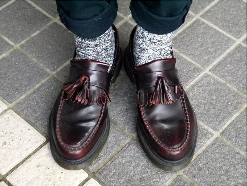 有许多配件的球鞋,如何让你的球鞋看起来更高级