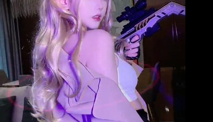 20秒内“击毙”！金发御姐手持巴雷特，网易新游coser着实有料