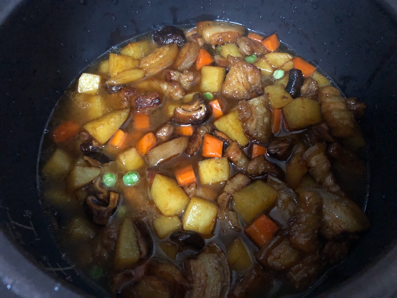 土豆五花肉焖饭的做法,土豆胡萝卜五花肉焖饭的做法