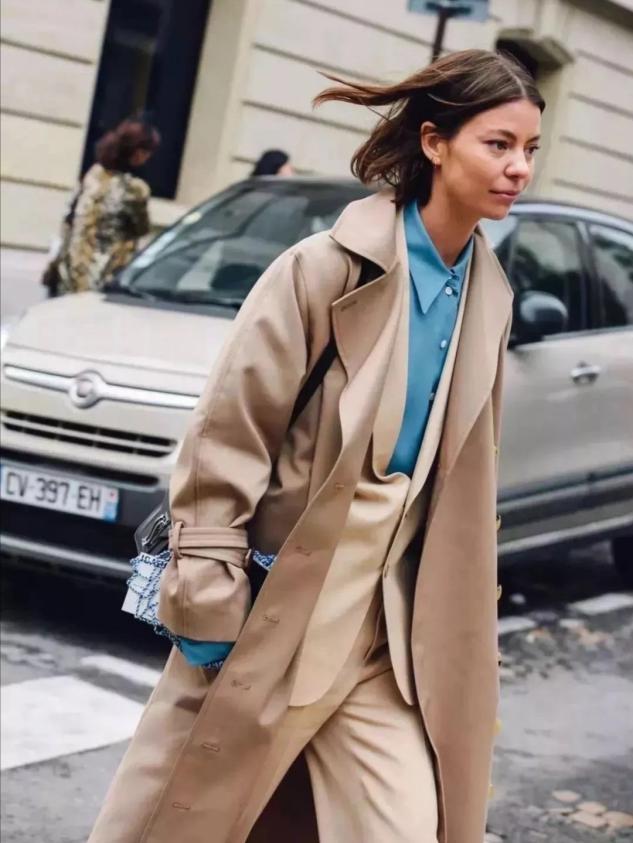 今秋火了一种外套,杏色风衣长款的最佳搭配