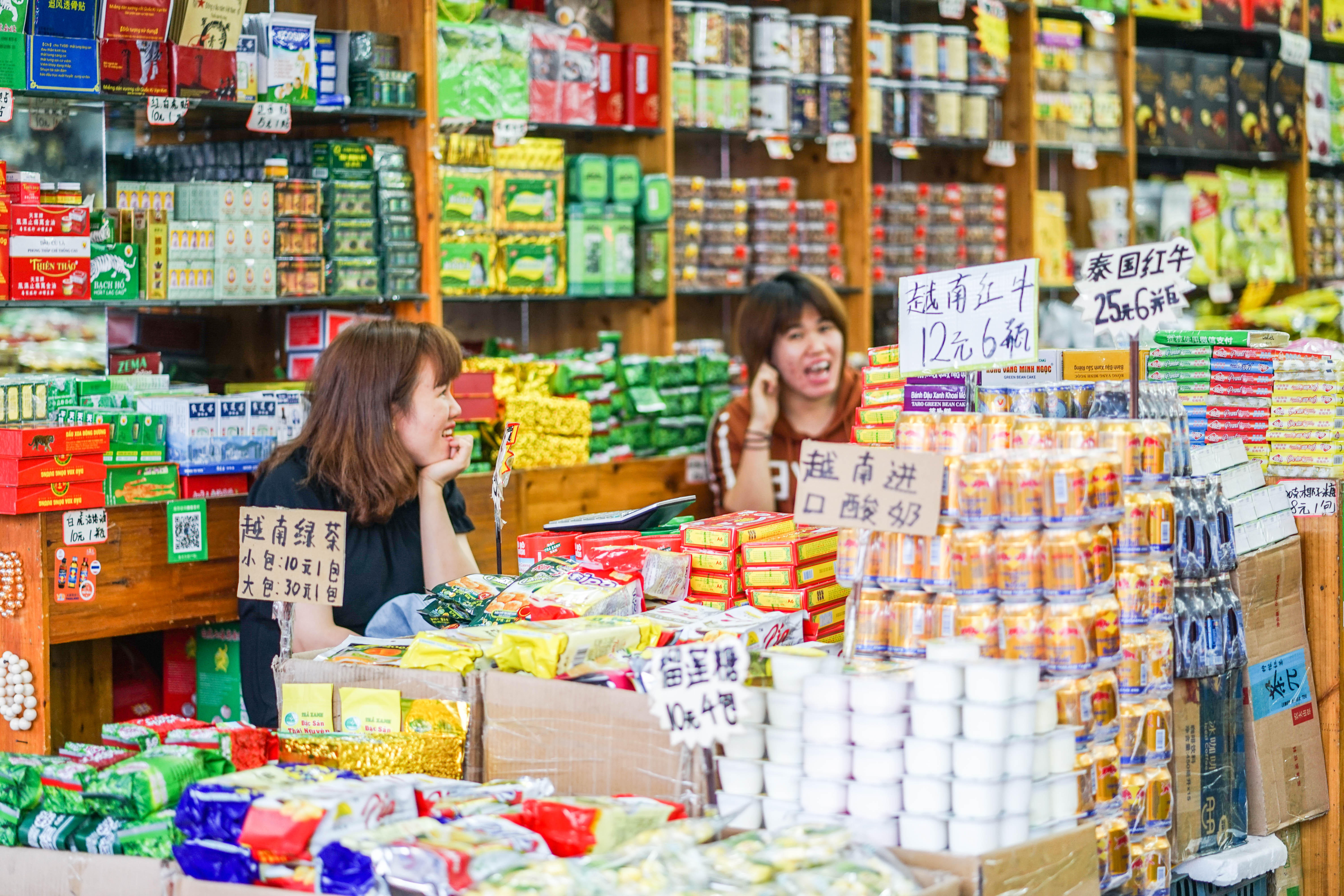 中越边境夜晚的东兴口岸,广西东兴口岸和越南哪里最近