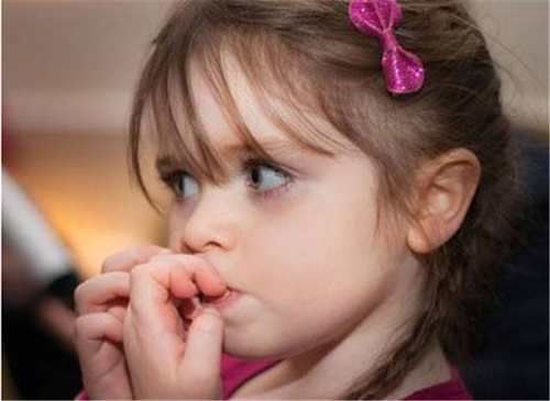 孩子易怒咬指甲是怎么回事,孩子咬指甲眨眼睛是什么原因