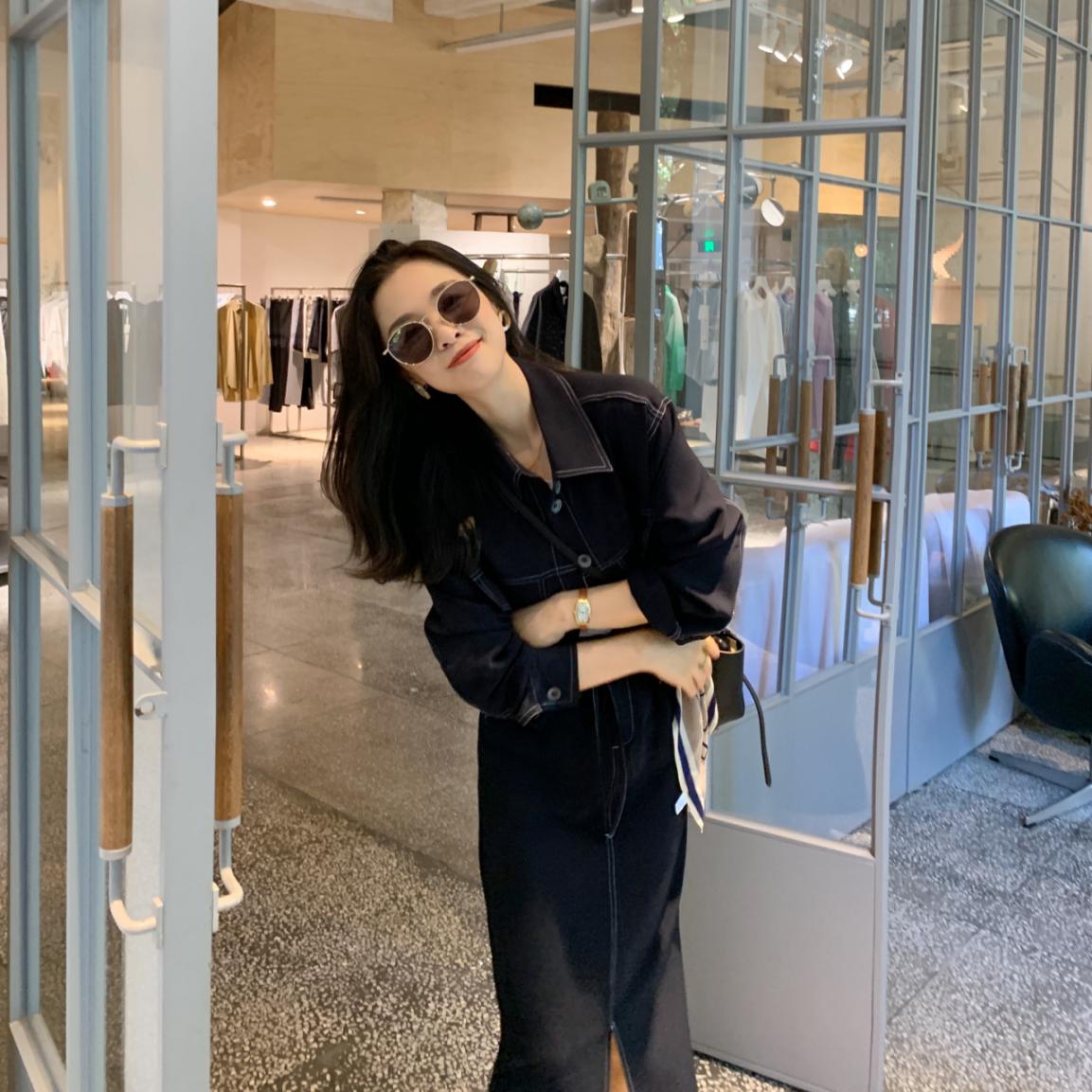 牛仔外套搭配蓝色裤子好看,牛仔外套怎么搭配裤子或裙子