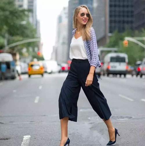 阔腿裤和窄版牛仔裤哪款显瘦,最流行的阔腿裤与牛仔裤