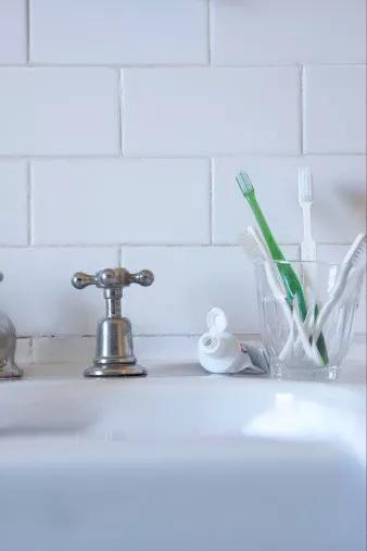 白墙脏了刷白最简单方式,白墙弄脏了怎么把它变白