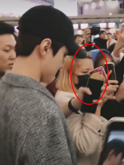 吴世勋素颜被拍,吴世勋首尔飞马尼拉机场