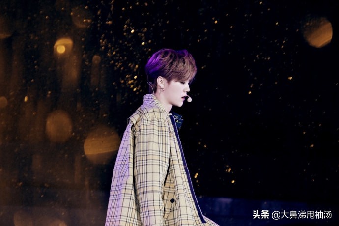 鹿晗踢足球帅气十足,鹿晗踢足球发型