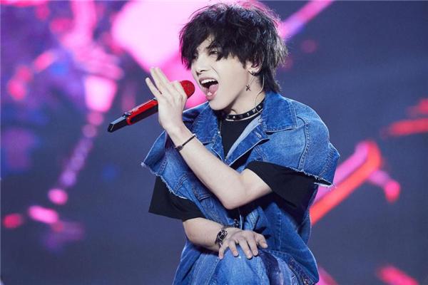 华晨宇陷入整容争议，素颜旧照被曝光，与如今的形象相差甚远