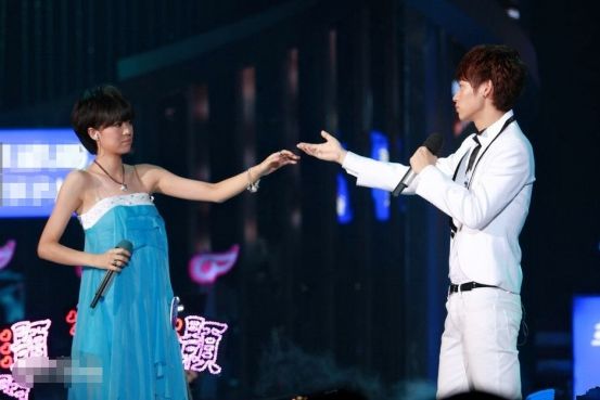 郁可唯被甩荧光棒,36岁的郁可唯