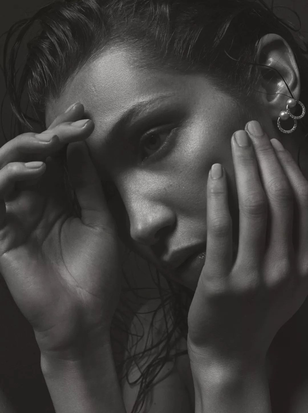 超模bellahadid现场喷制礼服,bellahadid变身复古摩登女郎