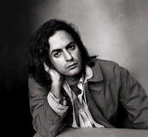 他爱穿裙子,和小18岁男友结婚,还是年轻女孩最爱的设计师之一